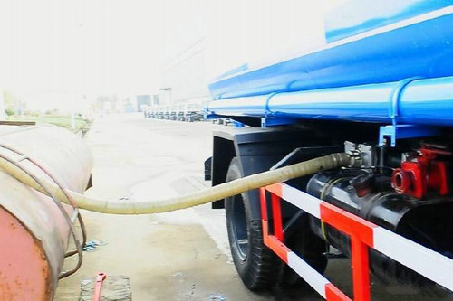 吸水胶管置于取水池 吸水胶管置于取水池